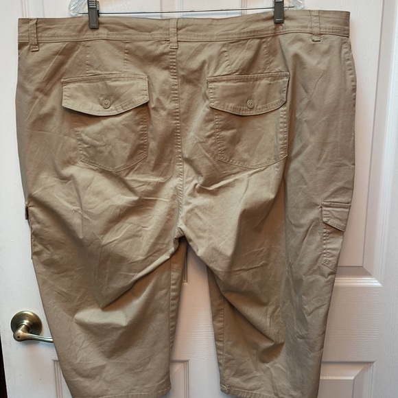 Q womens Gloria Vanderbilt stretch solid tan plus size cargo capris 24W - Picture 2 of 4